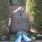 Denkmal mit Kranz in baltischen Farben