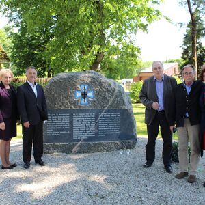 Am Gedenkstein im Juni 2017: (vlnr.) Gemeindesekretärin, Bürgermeister, H.-W. Carlhoff, M. v.Grotthuss, Museumsleiterin