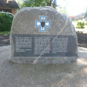 Der Gedenkstein mit Landeswehrwappen und dreisprachiger Beschriftung