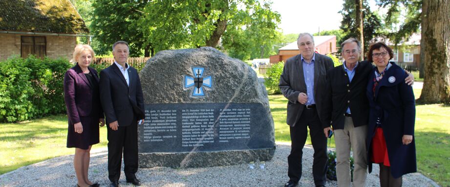 Am Gedenkstein im Juni 2017: (vlnr.) Gemeindesekretärin, Bürgermeister, H.-W. Carlhoff, M. v.Grotthuss, Museumsleiterin
